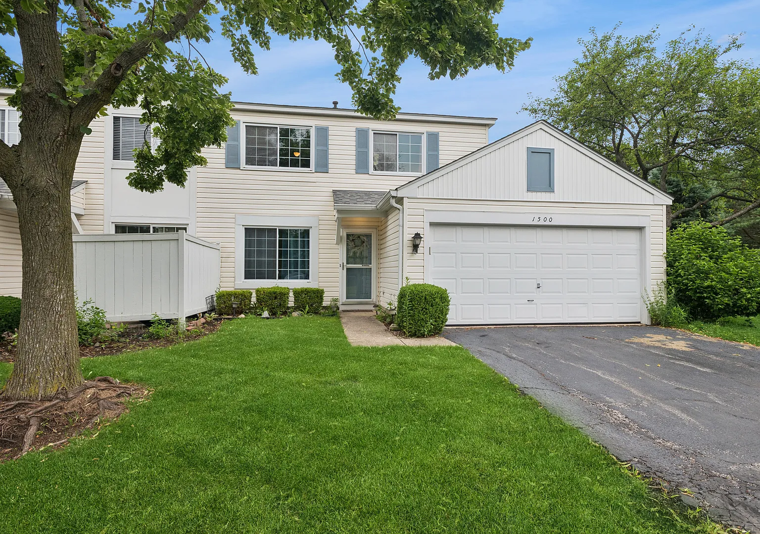 2 bed, 1.5 bath, 1052 sqft, $2,300 — Photo 1