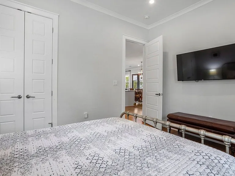 Markham Dr — Photo 34