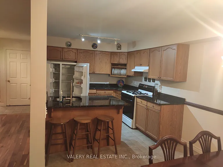 1058 Lexington Cir — Photo 30