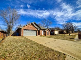 923 Castle Rd, Edmond, OK 73034