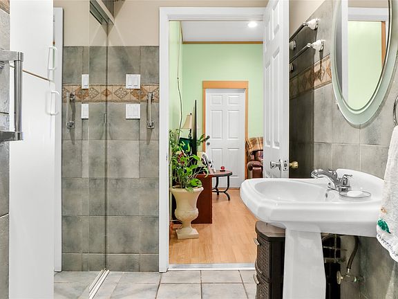 4th image of 524 W 7th St