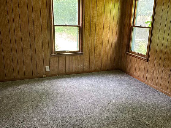 3rd image of 227 E Poplar Ave