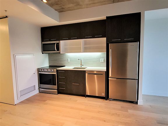 3rd image of 1048 Wellington St #612