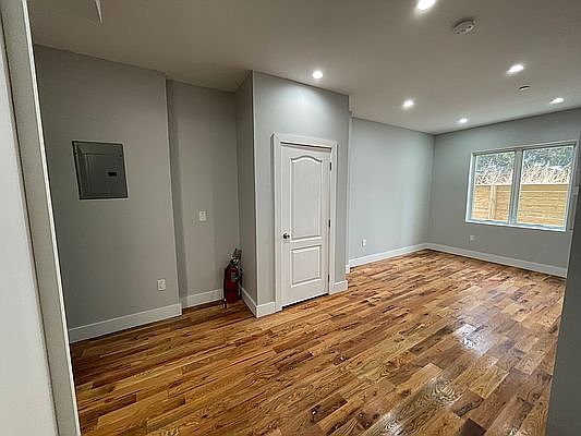 4th image of 2513 Wallace Ave #1B