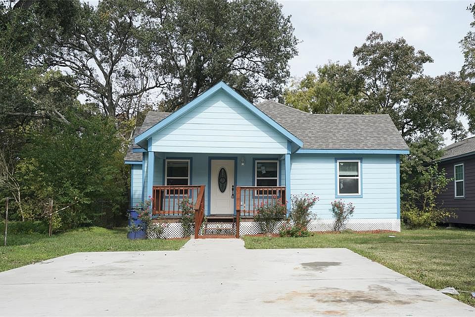 1st image of 222 3rd Ave N