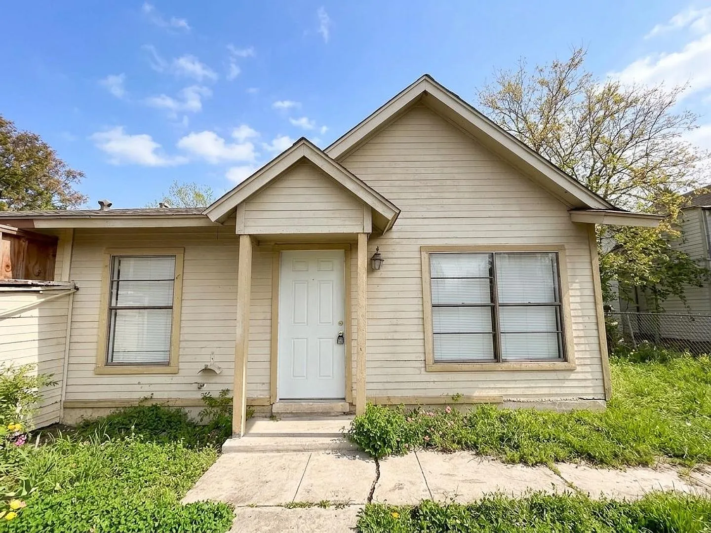 **Pet-Friendly 2BR Home with Fenced Front & Backyard! — Photo 1