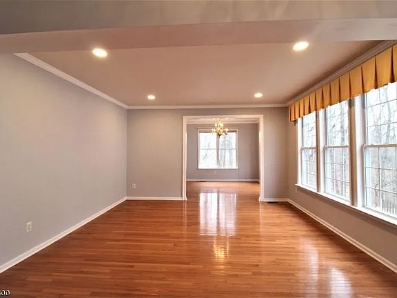5th image of 53 Hendrickson Dr