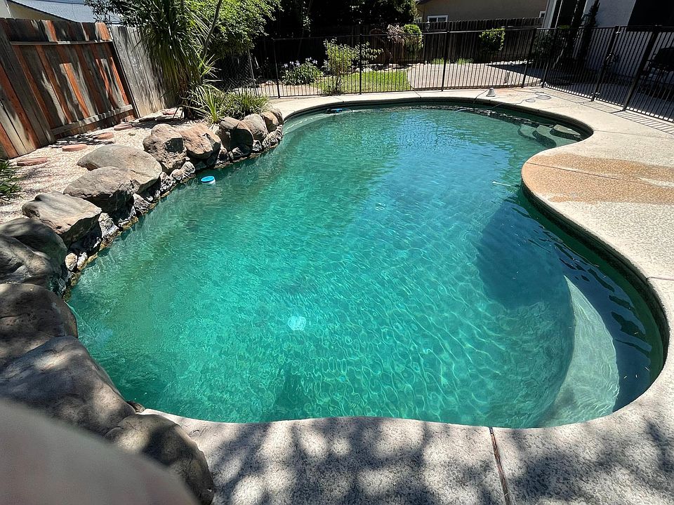 1st image of 1709 Oakwood Dr