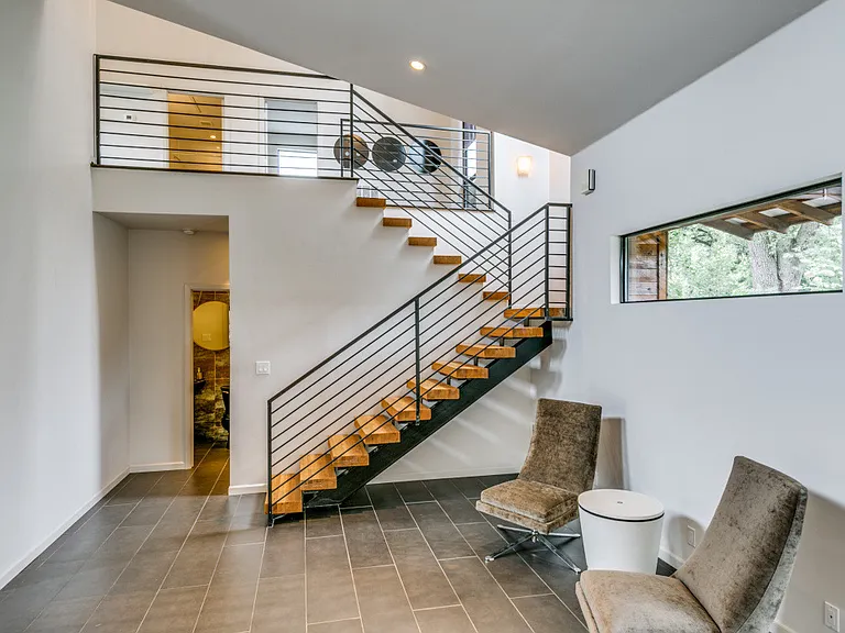919 Knott Pl — Photo 6