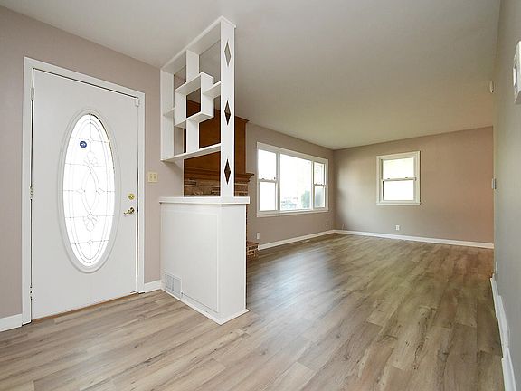 3rd image of 10 Crestwood Dr