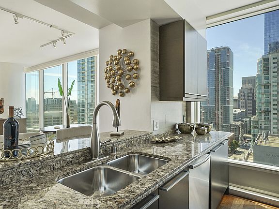 5th image of 425 1st St #4406L