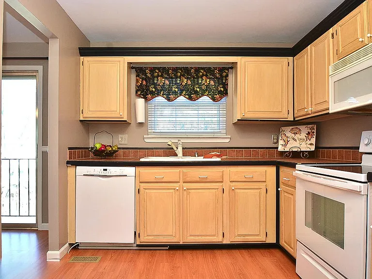 5036 Hilltop Acres Rd — Photo 3