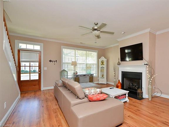 3rd image of 35 Nandina Dr