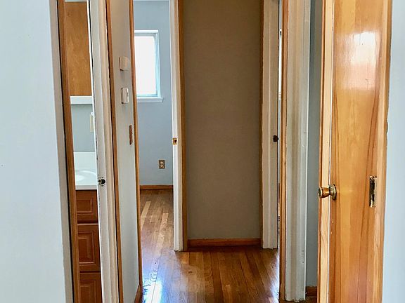 3rd image of 941 Livermore Ln
