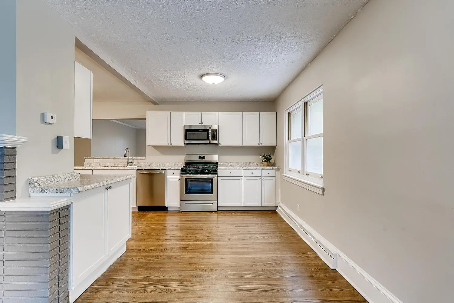 1214 Knox St — Photo 3