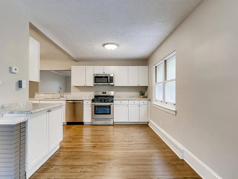 1214 Knox St — Photo 3