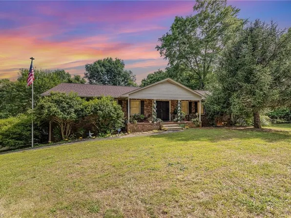 3634 Cash Dr, Winston Salem, NC 27107