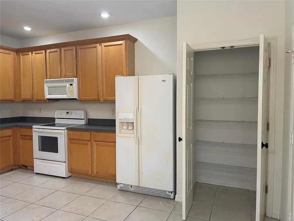 3 bed, 2.5 bath, 1954 sqft, $1,995 — Photo 3