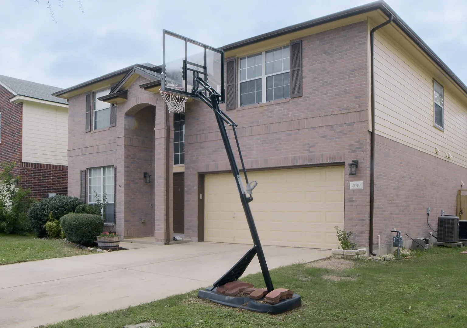 4 bed, 2.5 bath, 2731 sqft, $2,800 — Photo 3