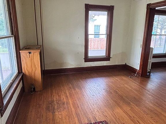 4th image of 112 Oak St