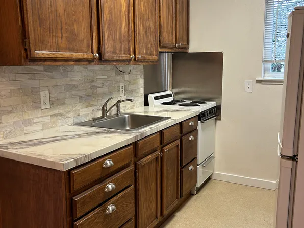 2009 NW 58th St APT 4, Seattle, WA 98107