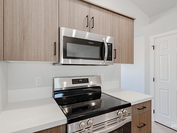 5th image of 348 N Meadowsweet Ave