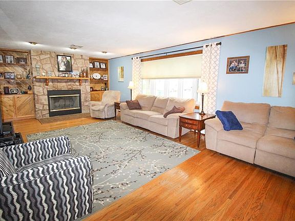 3rd image of 364 Oakdale Dr