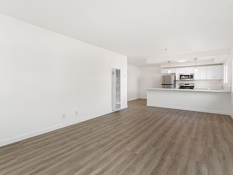 1st image of 11716 Oxford Ave APT 4