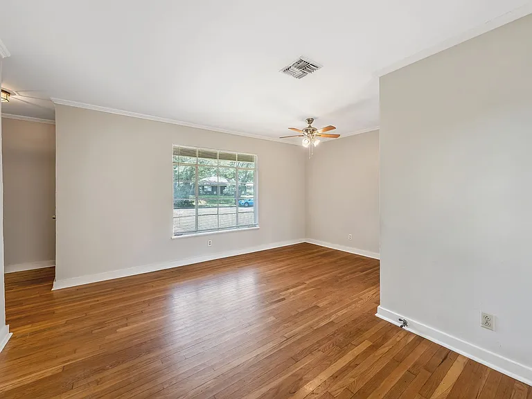 505 W 2nd St — Photo 11
