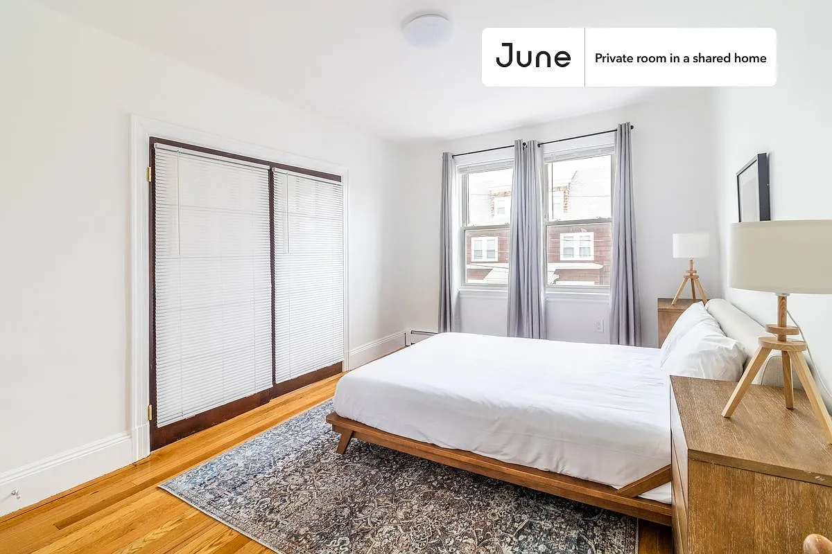 Queen bedroom in 7 bed/2 bath home in Brighton #1263 A — Photo 2