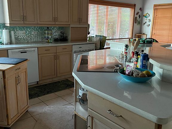 Induction cooktop in kitchen island
