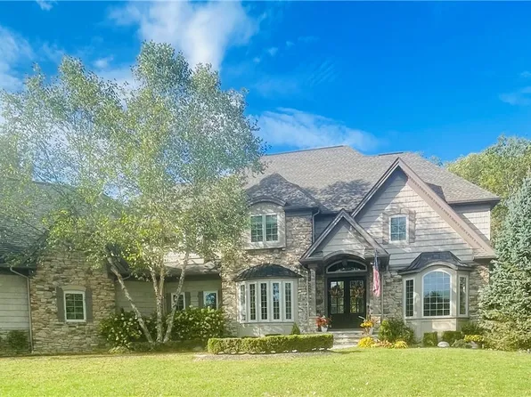 11830 Starbush Ct, Chagrin Falls, OH 44023