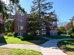 2420 New St #1, Burlington, ON L7R1J6