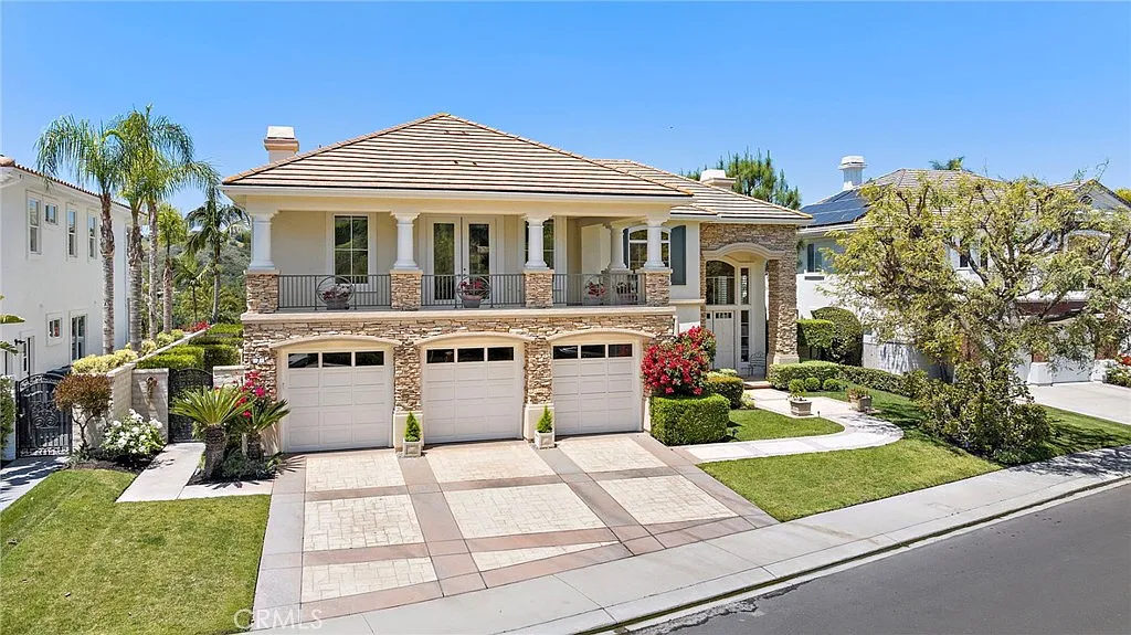 4 bed, 4.5 bath, 4231 sqft, $10,500 — Photo 1