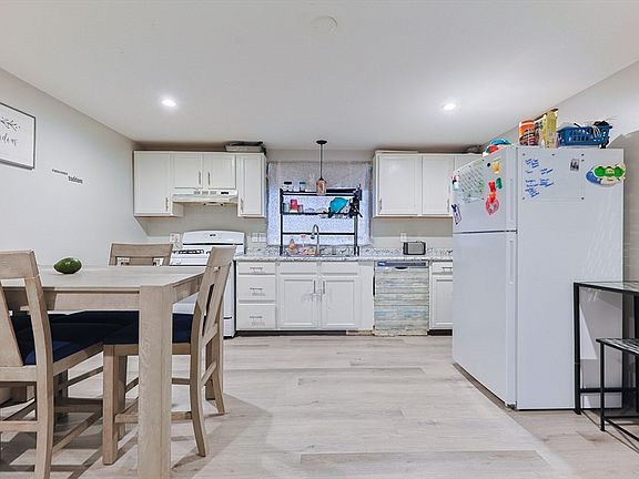 5th image of 118 Maple St