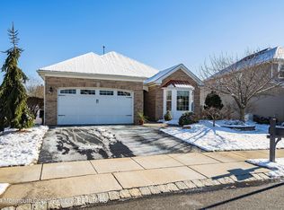 29 E Sagamore Dr, Farmingdale, NJ 07727