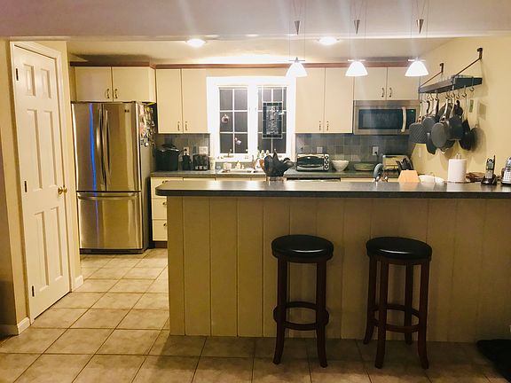 Kitchen breakfast bar