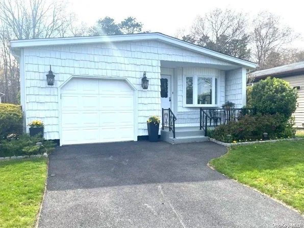 165 W Village Circle #165, Manorville, NY 11949