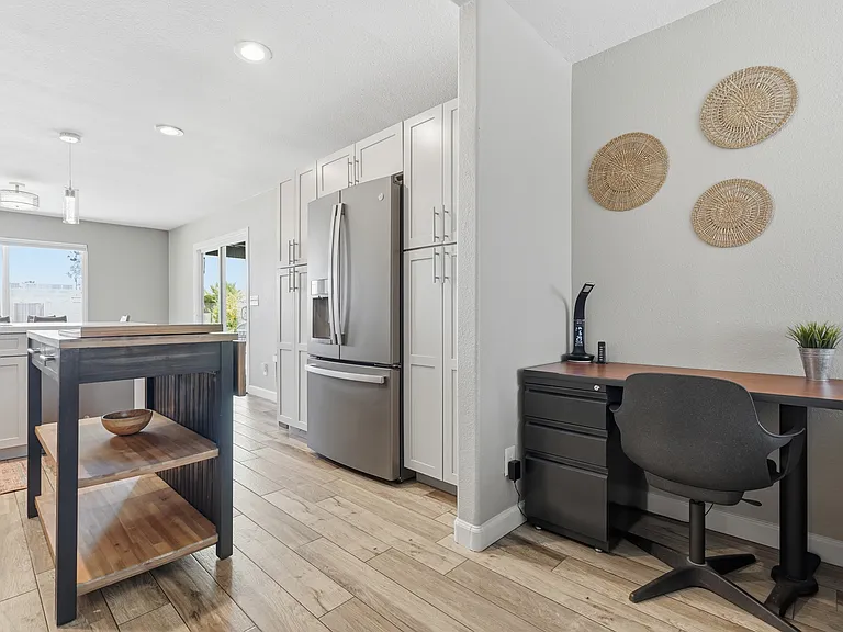 932 W Julie Dr — Photo 6