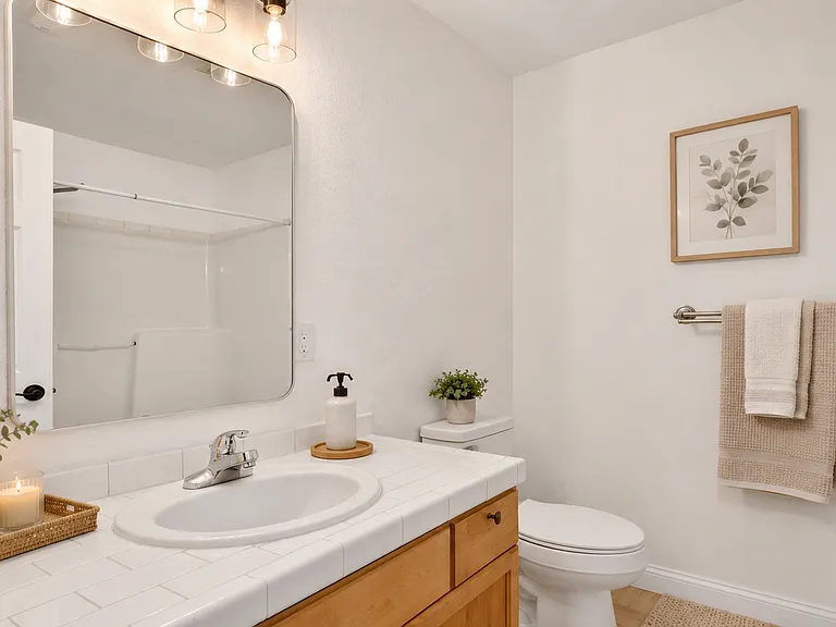 Guest full bathroom (upstairs)