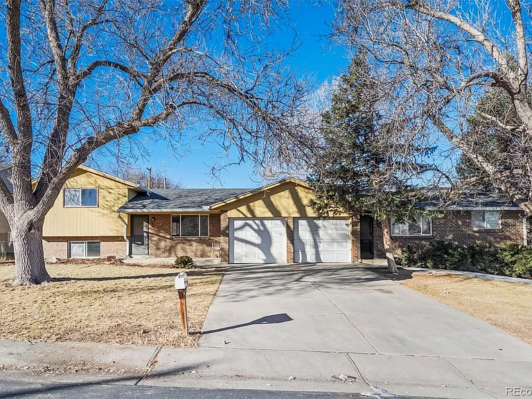 455 S Oak St — Photo 1