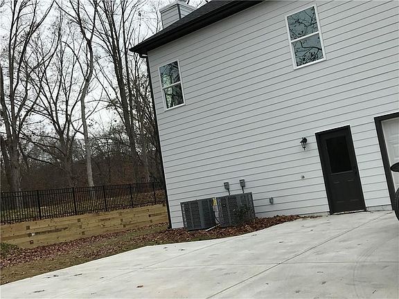 4th image of 605 Whirlaway St