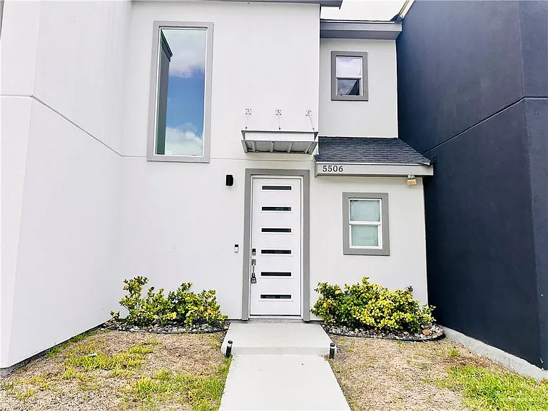 5506 N Crown Point — Photo 1