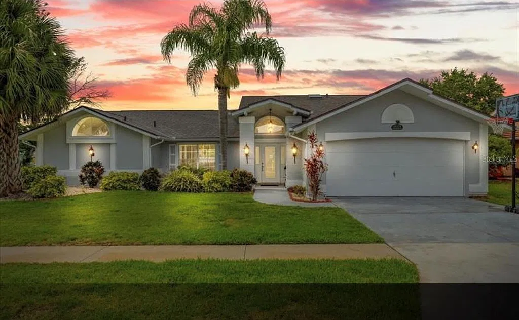3 bed, 2.0 bath, 2067 sqft, $2,500 — Photo 2