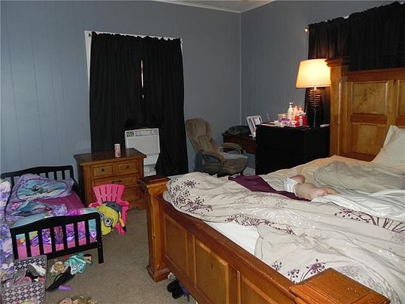 3rd image of 930 E Elm St