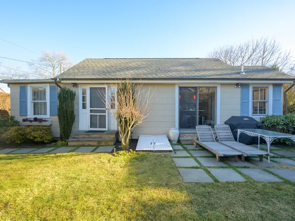 https://photos.zillowstatic.com/fp/fd30e81ba6b070b2be0fee84a8b93ab9-p_e.webp