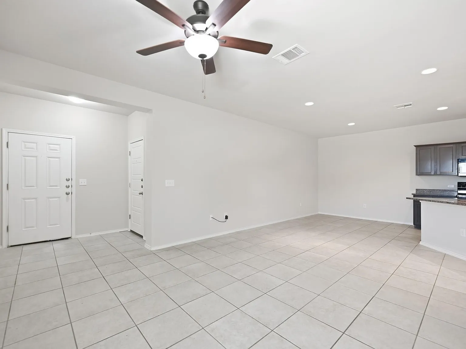 3 bed, 2.0 bath, 1325 sqft, $1,600 — Photo 4