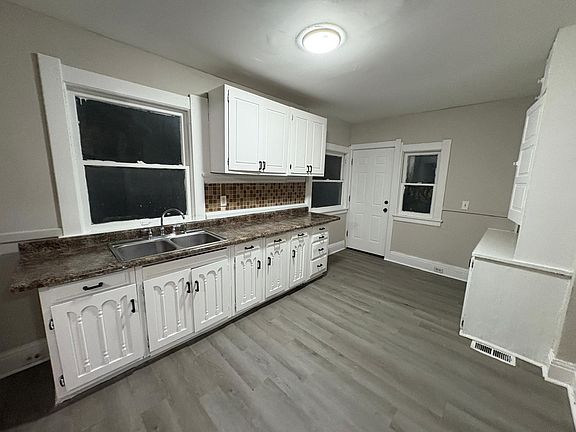 4th image of 1033 Woodland Ave
