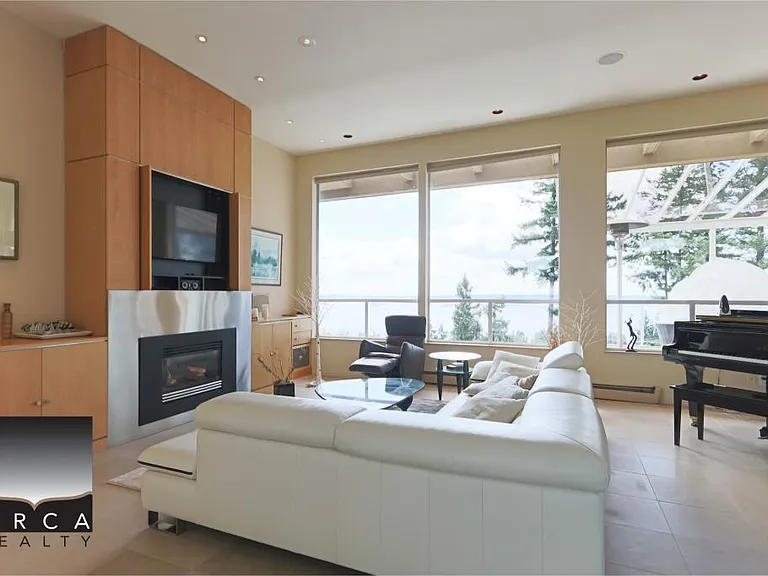 5060 Pinetree Cres — Photo 2