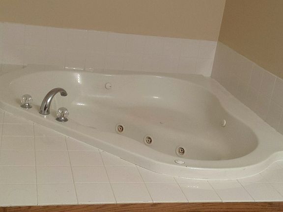 10 jet whirlpool in master b